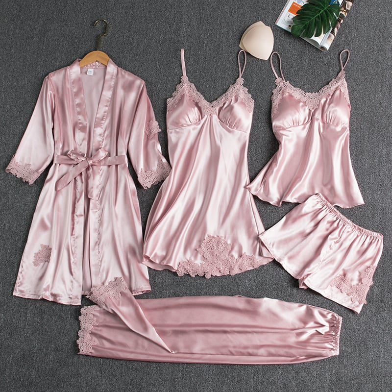 Chrystelle - Ensemble de nuit en satin 5 pièces" could be rewritten as "Chrystelle - Set de nuit en satin 5 pièces.