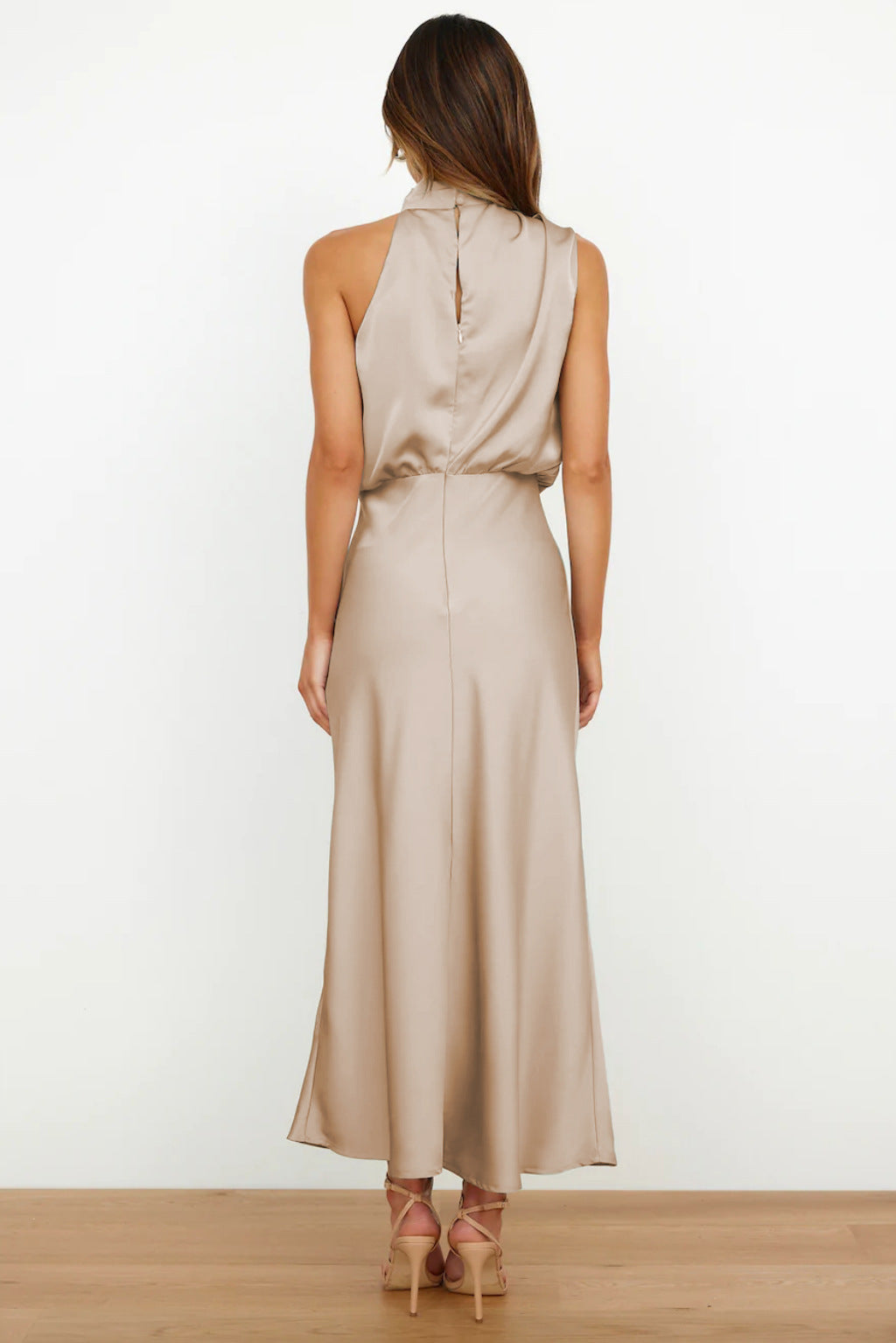 Léonille – Robe maxi en satin avec col licou