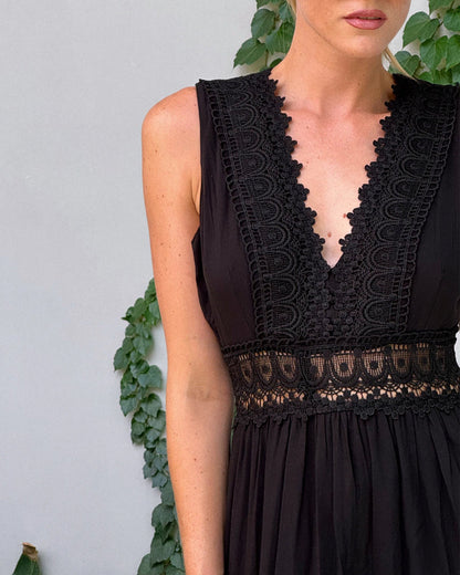 Lumière – Robe en dentelle à décolleté en V