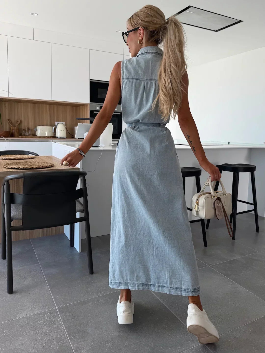 Doriane – Longue robe en denim avec accents de boutons