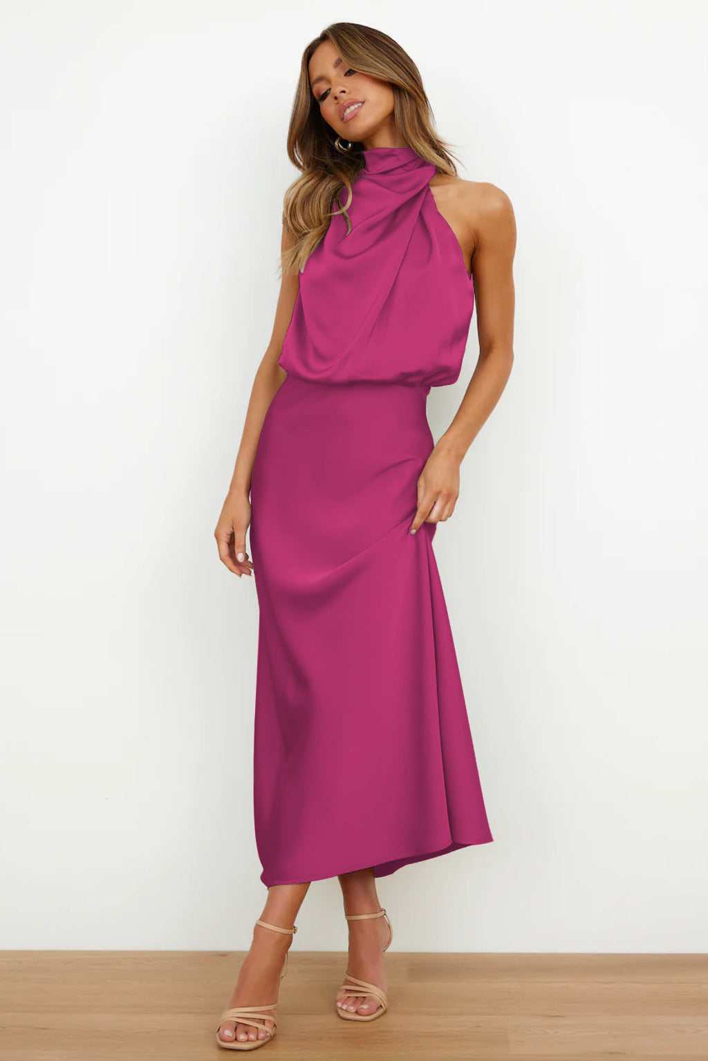 Léonille – Robe maxi en satin avec col licou