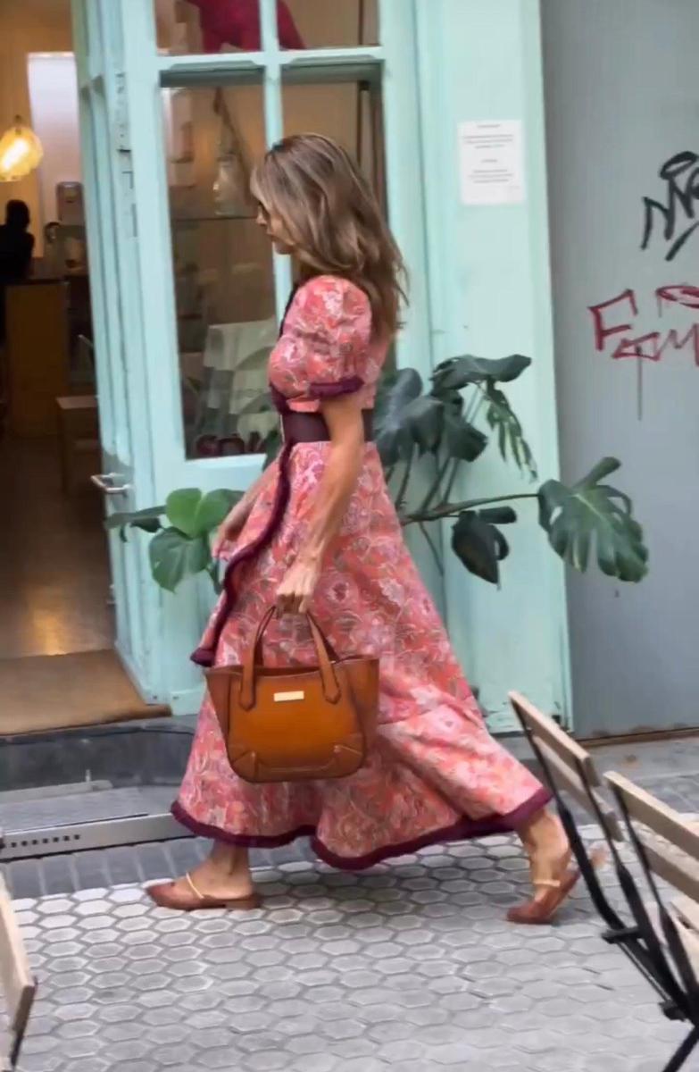 Aglaé – Robe maxi asymétrique avec manches bouffantes