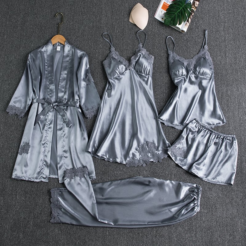 Chrystelle - Ensemble de nuit en satin 5 pièces" could be rewritten as "Chrystelle - Set de nuit en satin 5 pièces.