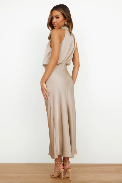 Léonille – Robe maxi en satin avec col licou