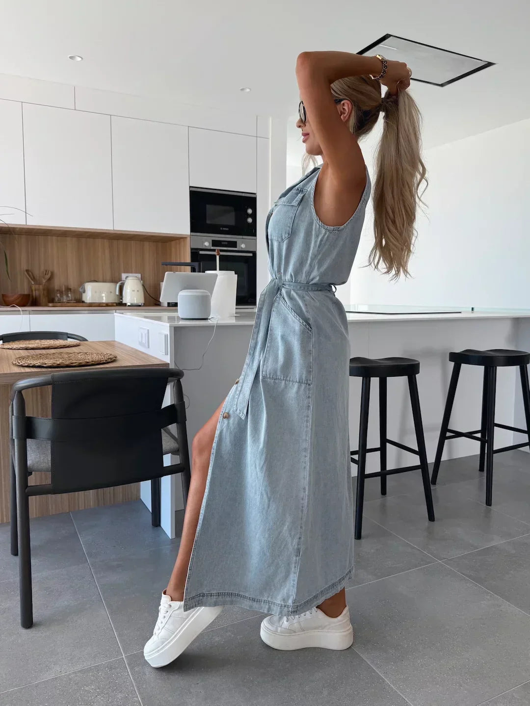 Doriane – Longue robe en denim avec accents de boutons