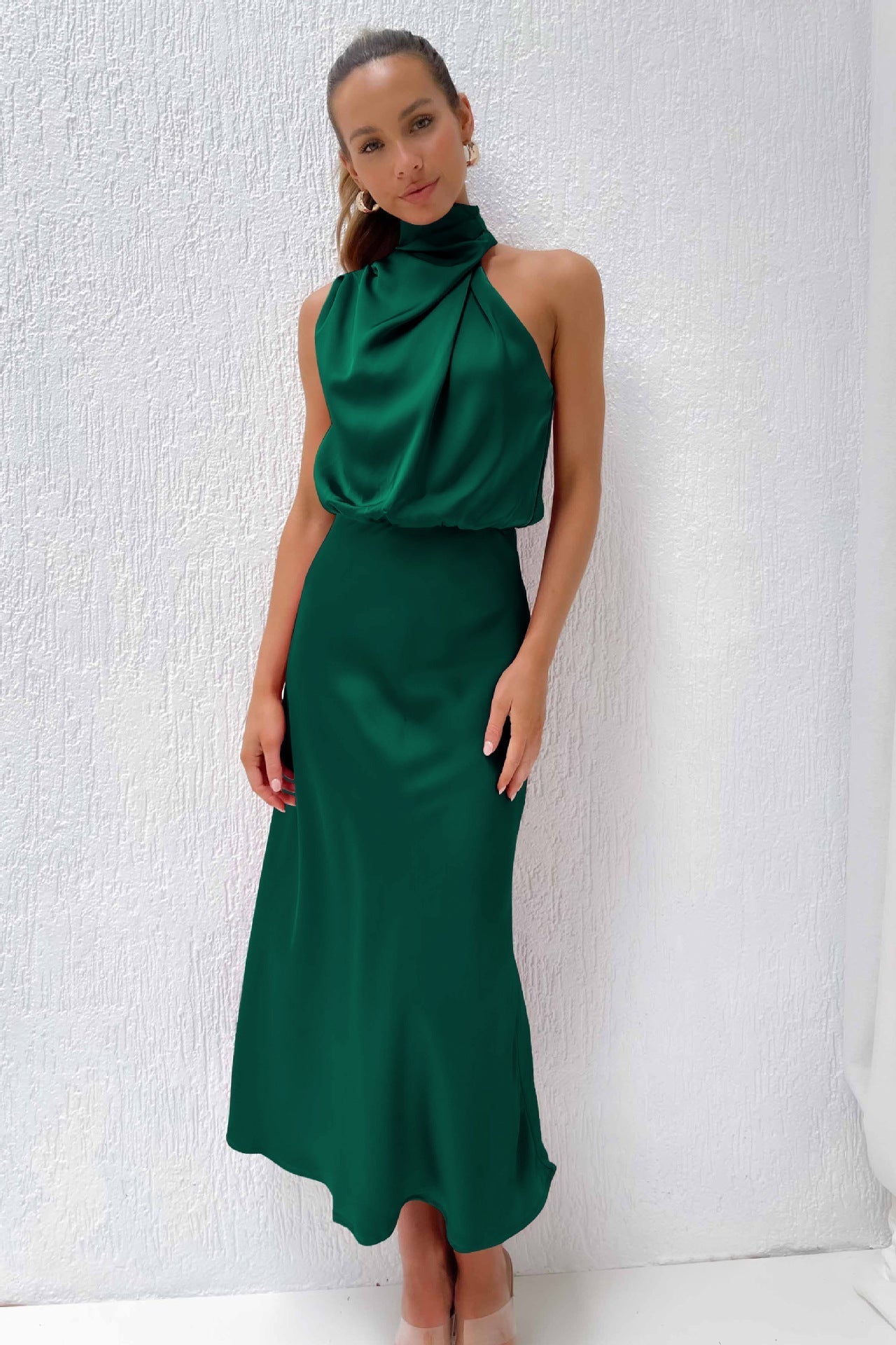 Léonille – Robe maxi en satin avec col licou