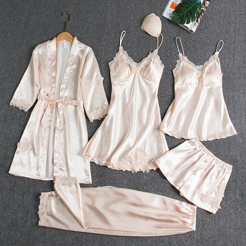 Chrystelle - Ensemble de nuit en satin 5 pièces" could be rewritten as "Chrystelle - Set de nuit en satin 5 pièces.
