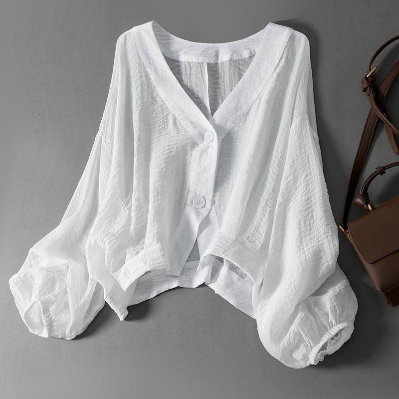 "Élyne – Blouse en lin légère et décontractée" can be rewritten as "Élyne – Chemisier en lin léger et décontracté".