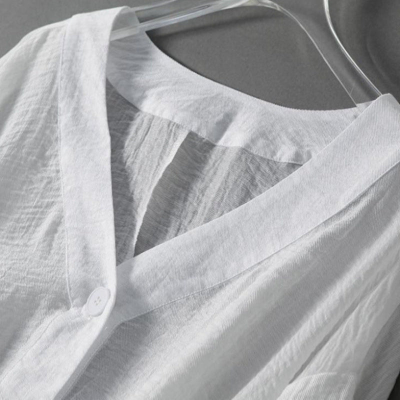 "Élyne – Blouse en lin légère et décontractée" can be rewritten as "Élyne – Chemisier en lin léger et décontracté".