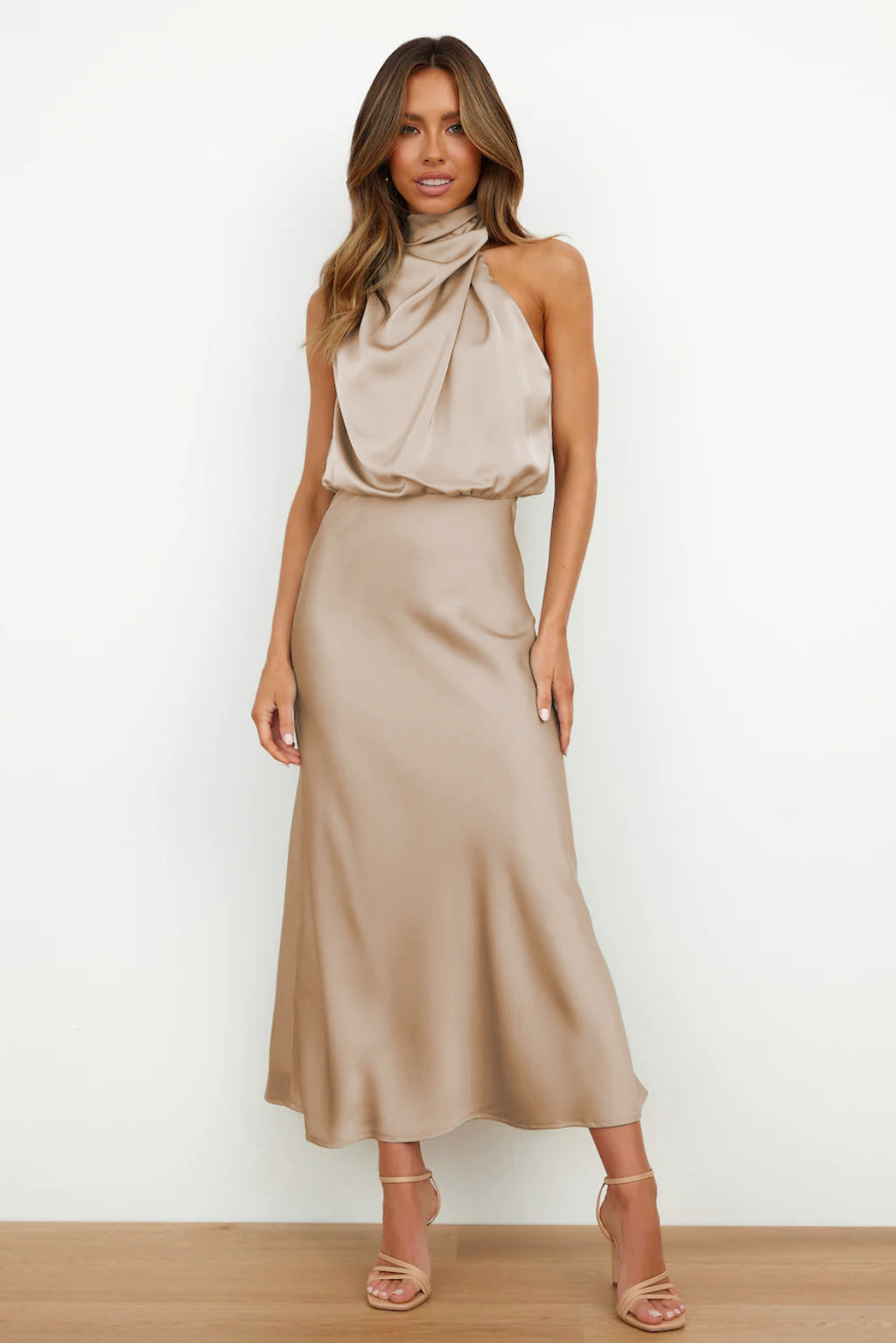 Léonille – Robe maxi en satin avec col licou