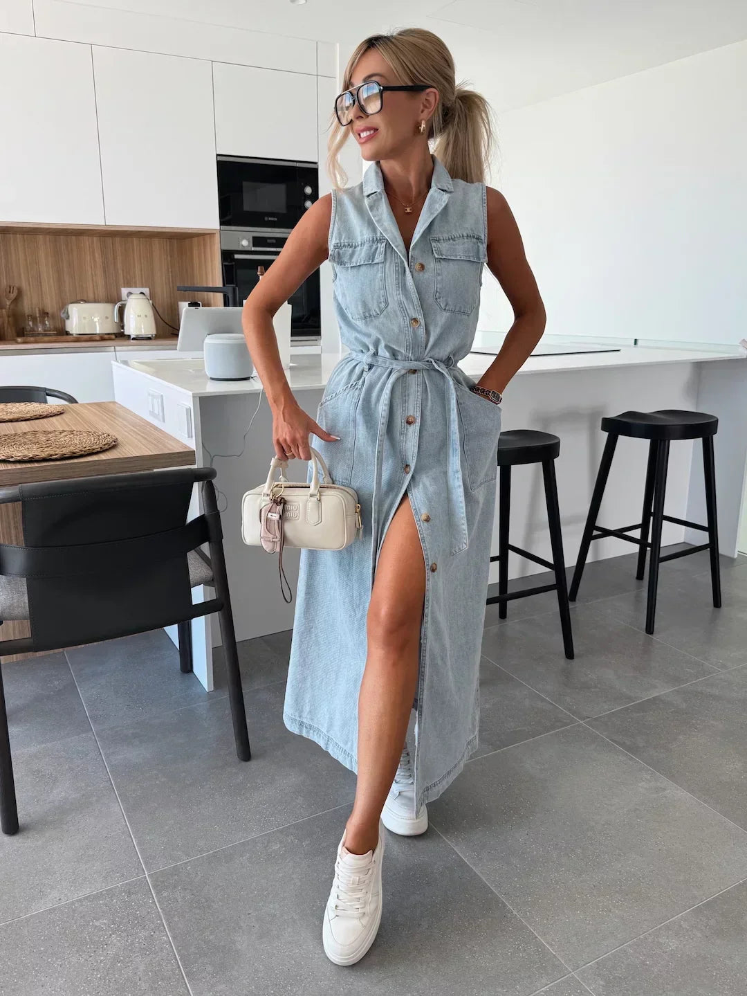 Doriane – Longue robe en denim avec accents de boutons