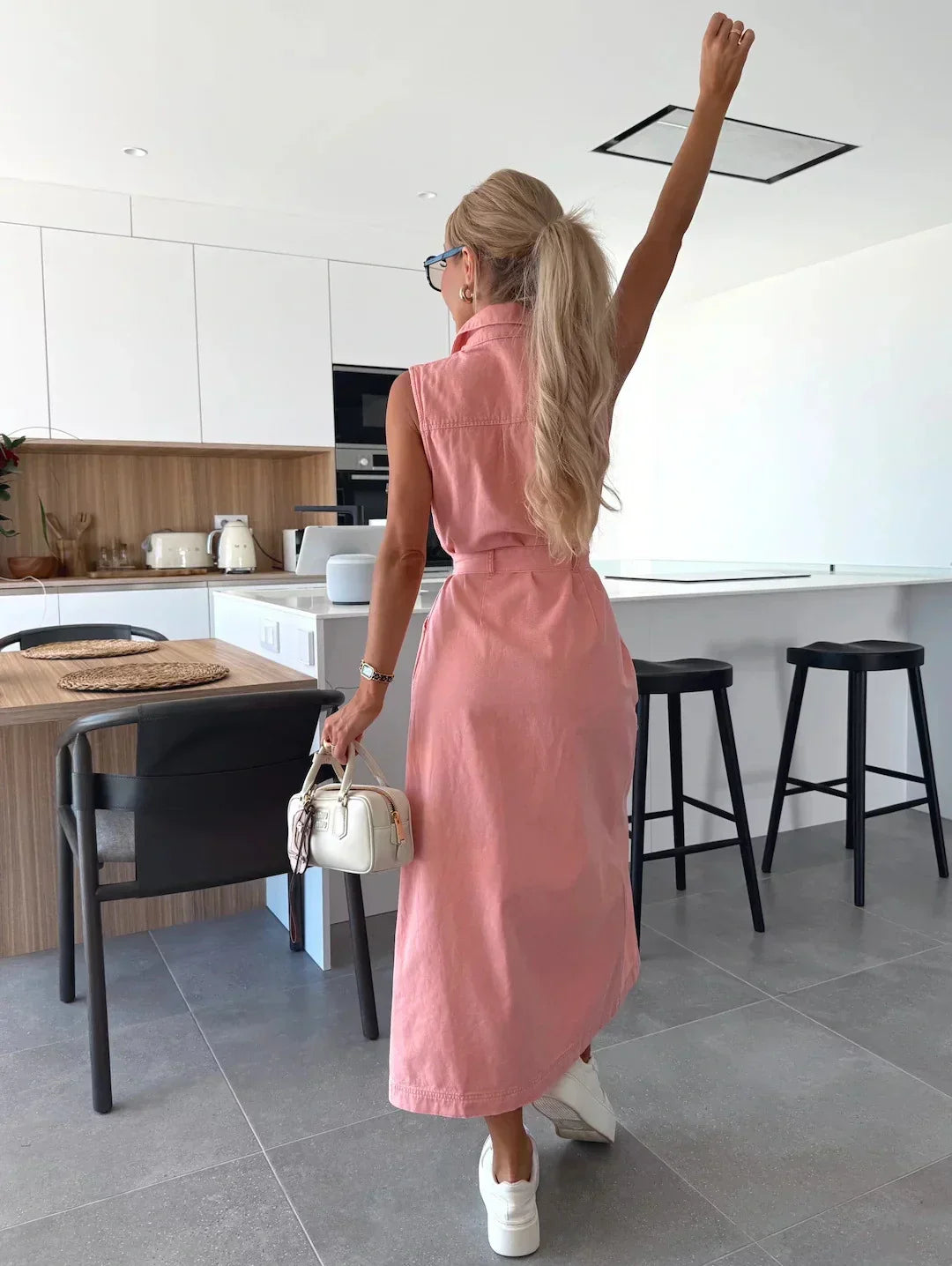 Doriane – Longue robe en denim avec accents de boutons