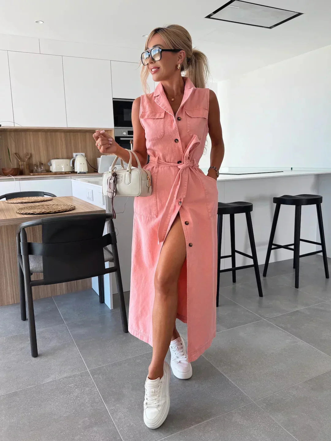 Doriane – Longue robe en denim avec accents de boutons