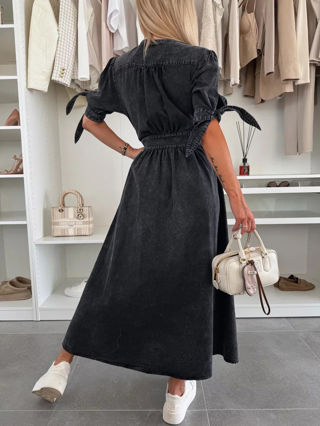 Antonine – Élégante Robe avec Boutons en Bois