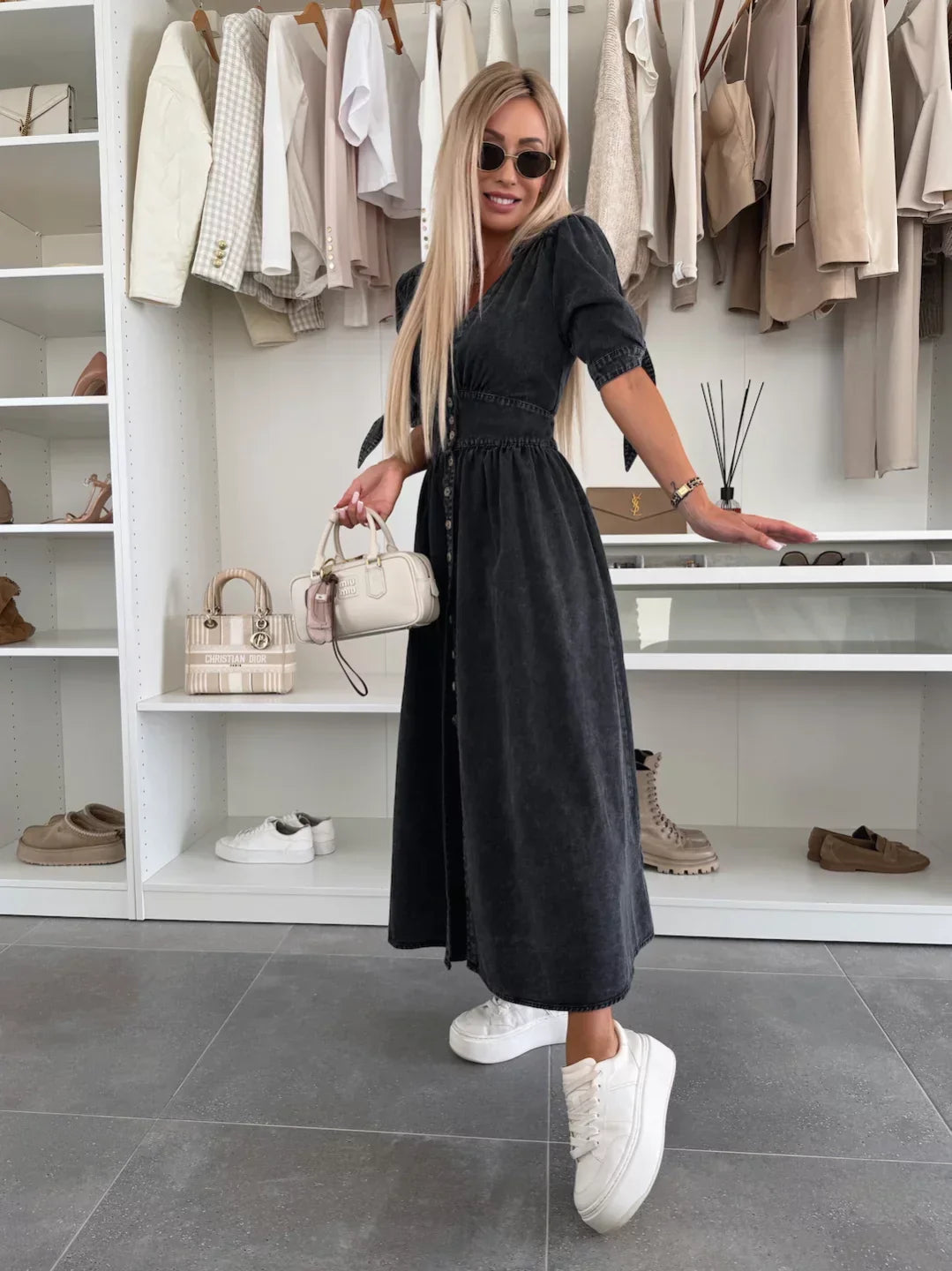 Antonine – Élégante Robe avec Boutons en Bois