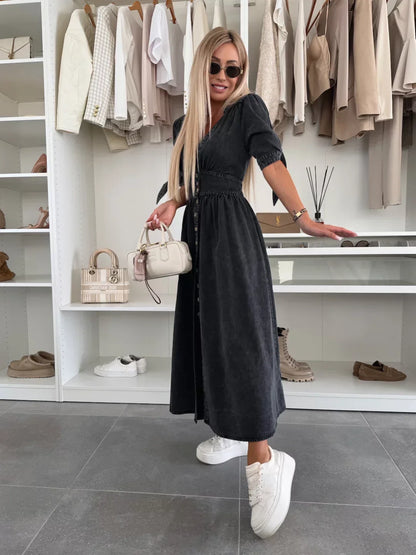 Antonine – Élégante Robe avec Boutons en Bois