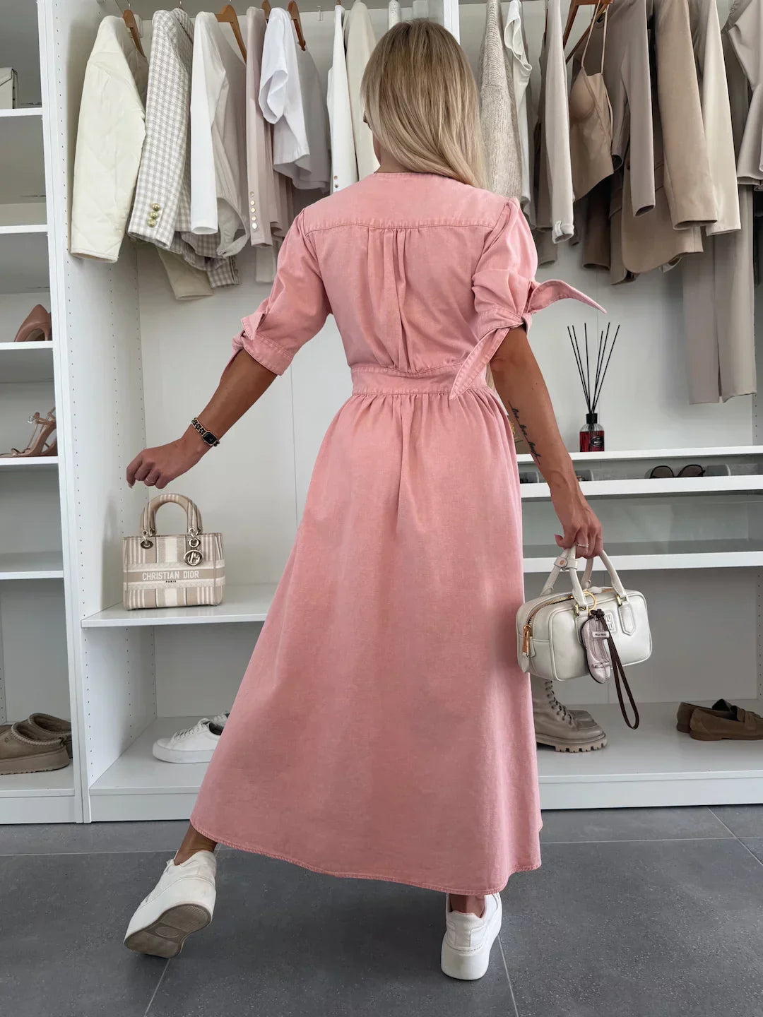 Antonine – Élégante Robe avec Boutons en Bois