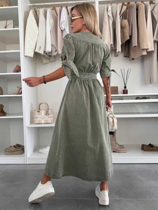 Antonine – Élégante Robe avec Boutons en Bois