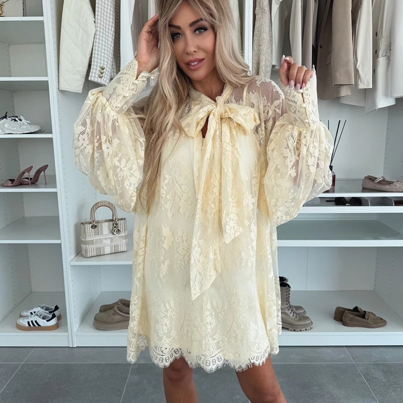 Maëva - Robe courte en dentelle avec col à nouer