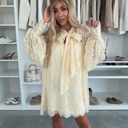 Maëva - Robe courte en dentelle avec col à nouer
