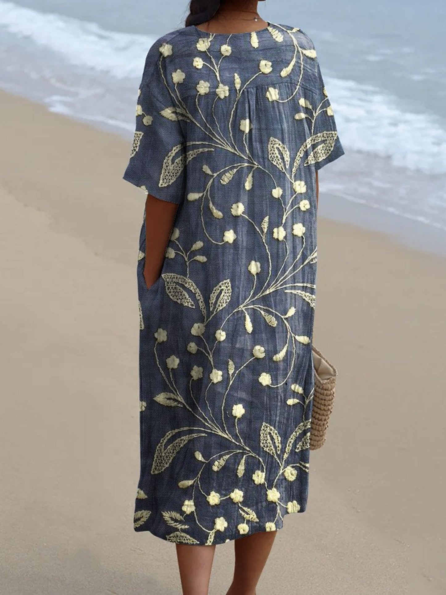Méliane – Robe à fleurs bleu profond avec décolleté en V
